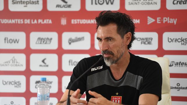 la respuesta de eduardo dominguez acerca de quien jugara: ¿mikel amondarain o alexis castro?