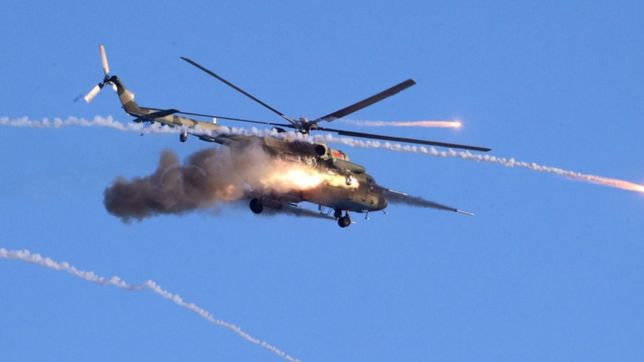 asi mueren los rusos: el estremecedor video de como derriban un helicoptero en ucrania