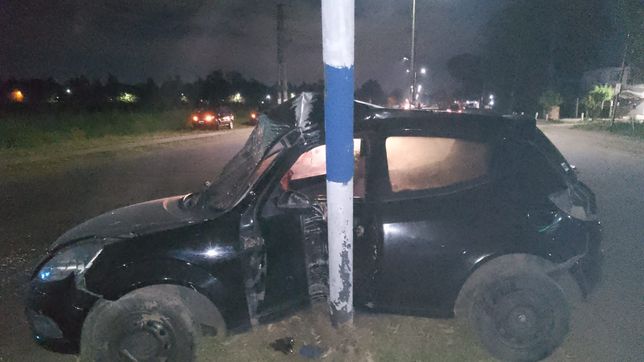 tremendo choque y conductor internado tras incrustarse contra un poste en la plata