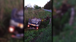 un hombre perdio el control de su auto en la plata y termino dado vuelta sobre el pasto un hombre perdio el control de su auto en la plata y termino dado vuelta sobre el pasto