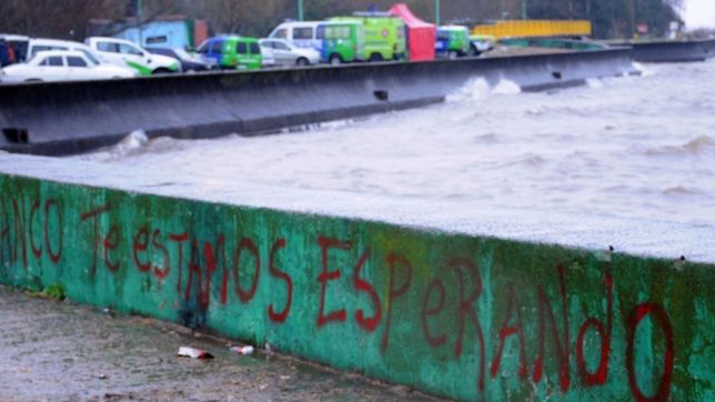 siguen sin aparecer los pescadores perdidos en el rio de la plata y aumenta el dolor familiar