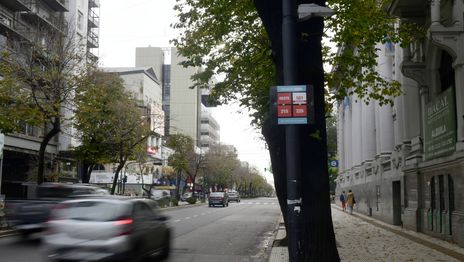 Trasladaron una parada de micros clave del centro de La Plata por obras de asfaltado