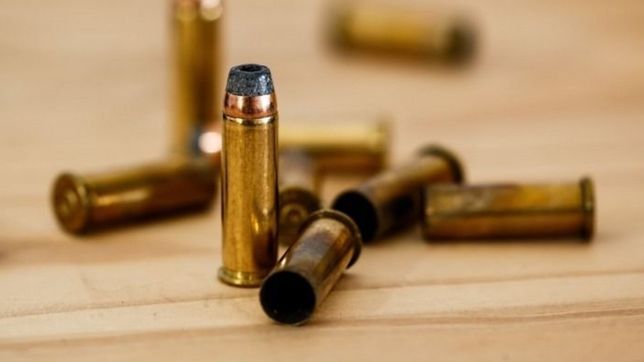 extrano ataque en la plata: escucho disparos, se asomo y descubrio que le habian baleado la casa