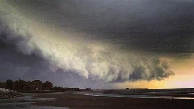 la impactante foto del temporal llegando a punta lara
