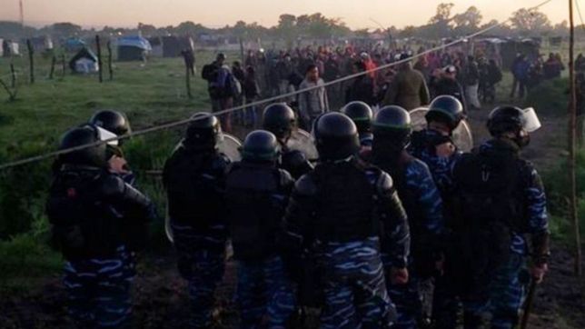 tiros, corridas y tension en guernica: los videos del desalojo en la toma de tierras
