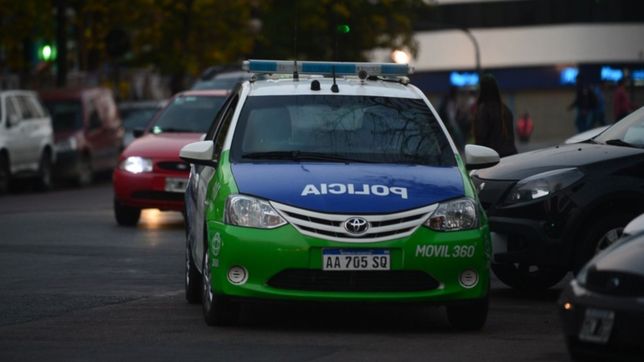 un policia ataco a tiros a un conocido tras una discusion en una casa de la plata