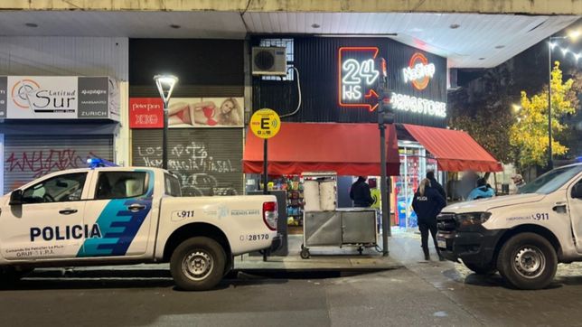 cuatro ladrones armados causaron terror en un kiosco de 8 y 49