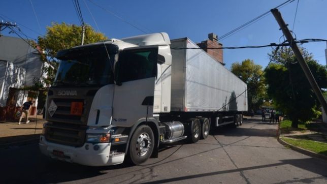 un camion engancho cables de luz, arranco un poste y dejo tres manzanas sin electricidad