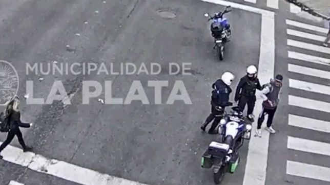 video: caminaba por el centro de la plata armado con un cuchillo y termino detenido