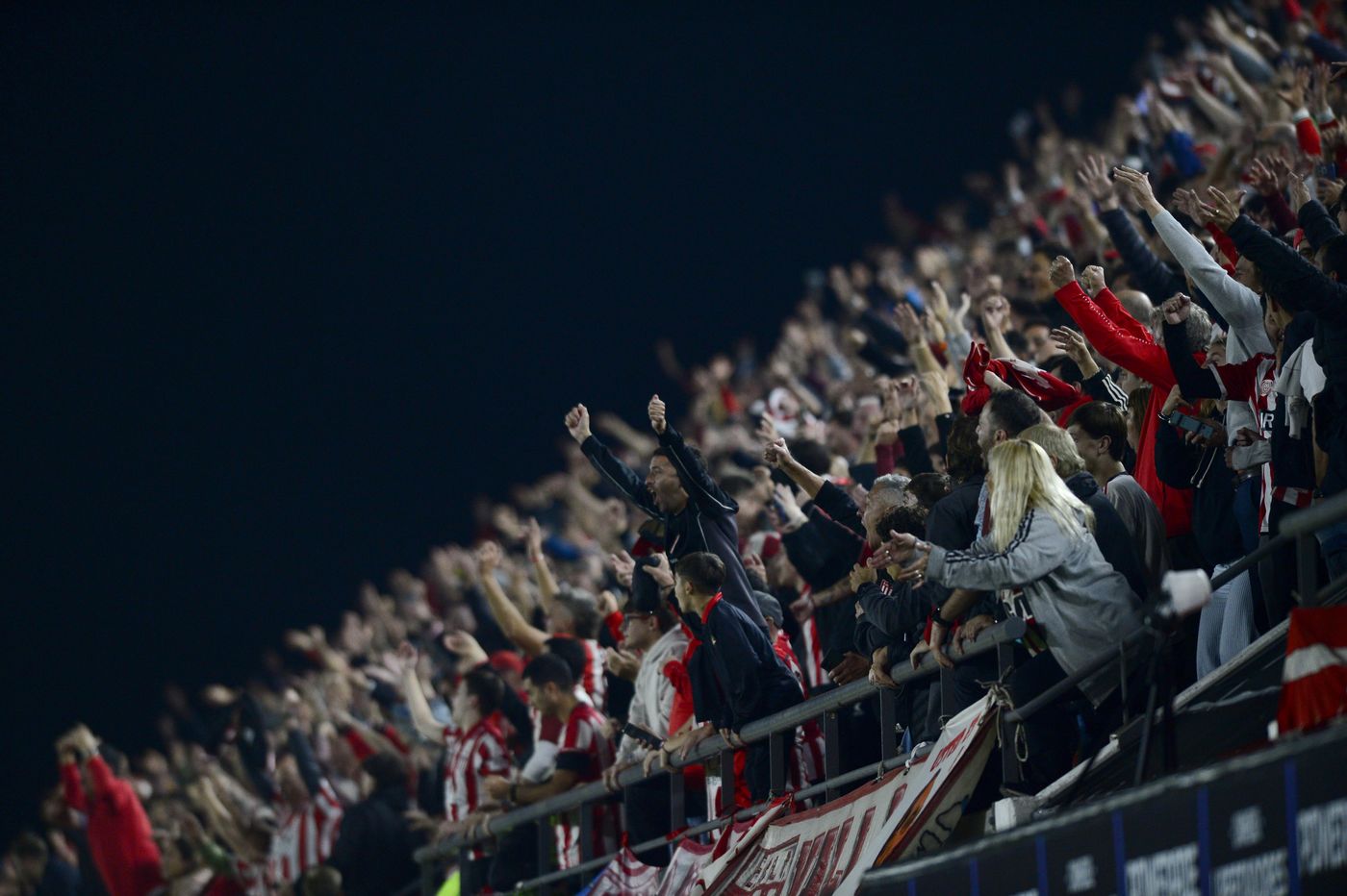 Estudiantes Botafogo Hinchas UNO.jpg