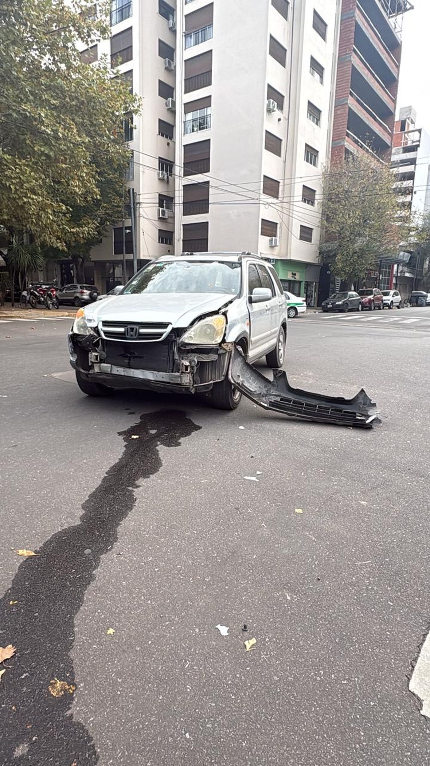 As&iacute; qued&oacute; la camioneta Honda tras chocar con el taxi en 2 y 51