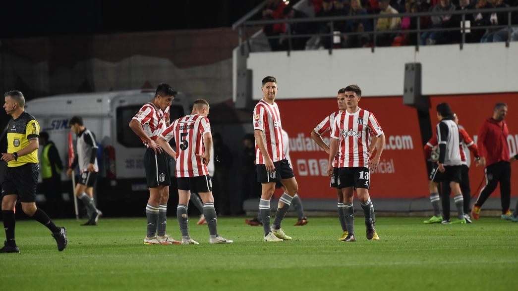 Estudiantes jugó mal, perdió ante Godoy Cruz y los hinchas explotaron de bronca