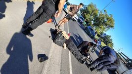 se les rompio la rueda de la moto en pleno camino centenario, cayeron y sufrieron graves heridas se les rompio la rueda de la moto en pleno camino centenario, cayeron y sufrieron graves heridas