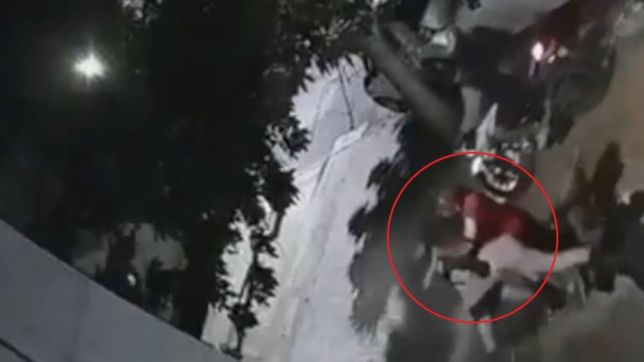 video: cuatro motochorros molieron a golpes a una chica para robarle en la plata