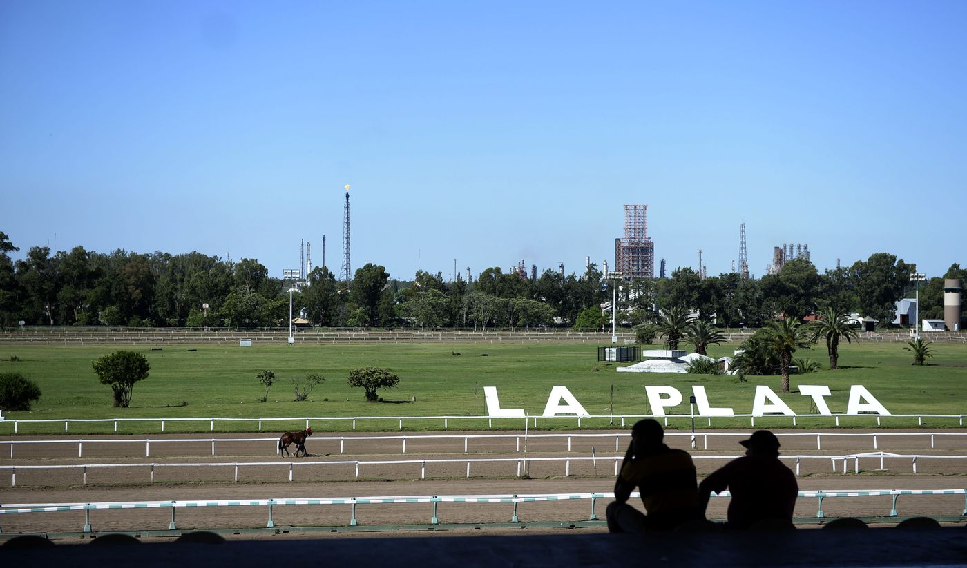 La actividad en el Hipódromo de La Plata fue suspendida y los grandes premios reprogramados.