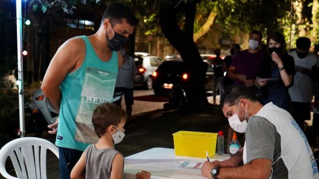 asi se vivio la noche de las vacunas en las postas de la plata