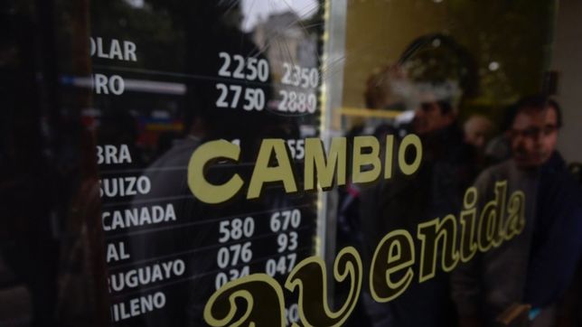 la cotizacion del dolar, segun un arbolito platense