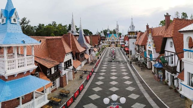por iglesia no, en la republica de los ninos: cinco parejas de la plata se casaran en el renovado predio de gonnet