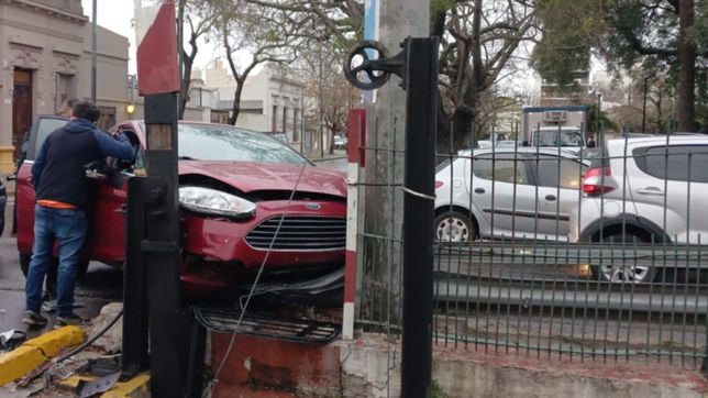dos autos chocaron en un paso a nivel de la plata y el servicio de tren quedo interrumpido