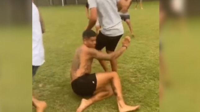 descalzo, pegando patadas y sin remera: el video de rojo jugando un partido con amigos