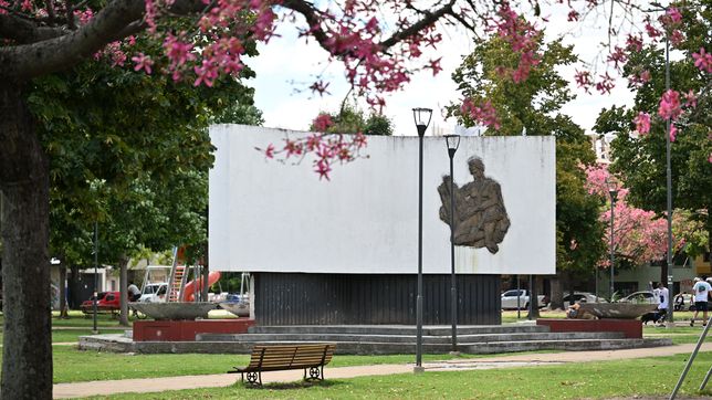 piden que la municipalidad explique que hara con el monumento de plaza espana