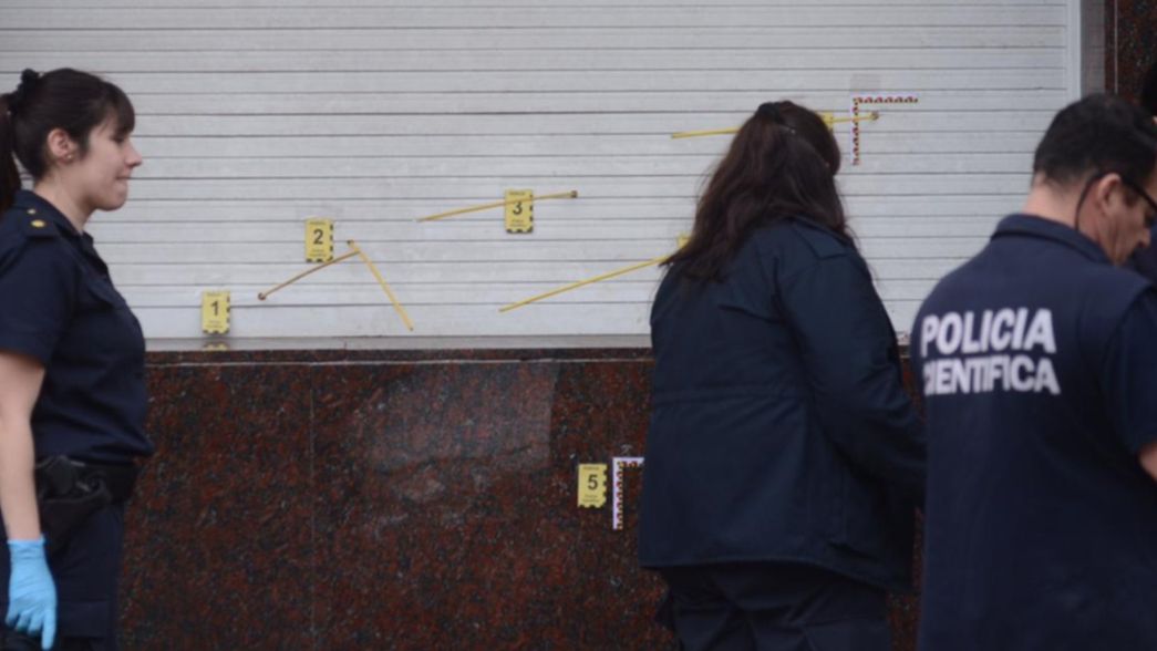 Balearon la sede de UOCRA La Plata en medio de un enfrentamiento entre facciones