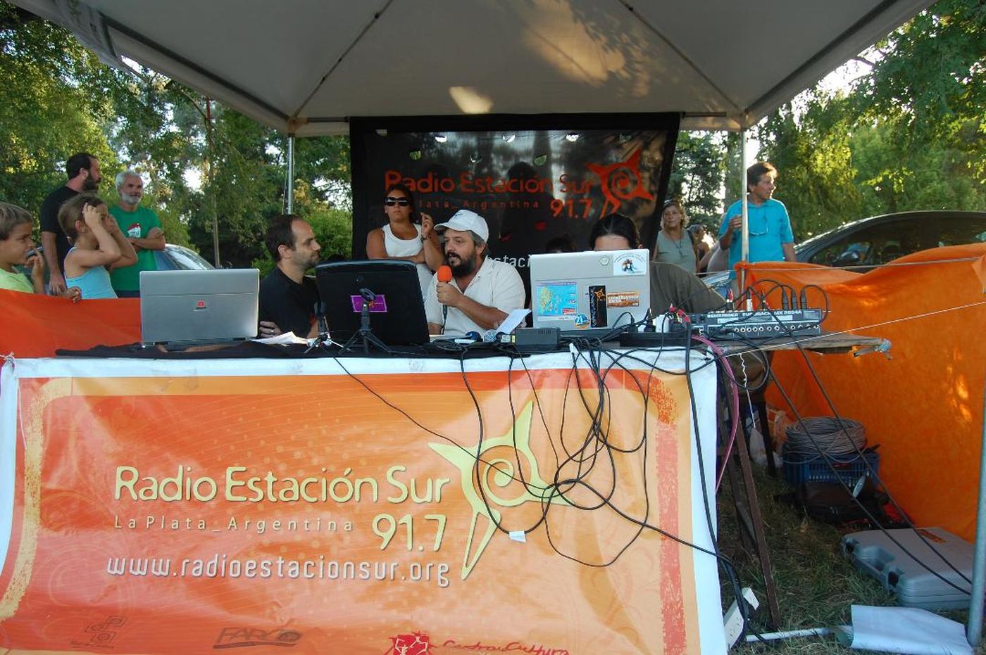 Una practica que se transformó en sello de la radio: las transmisiones en vivo desde la calle.