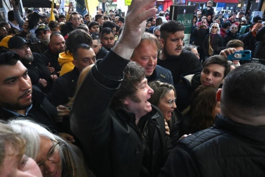 Javier Milei Carolina Piparo Leandro Guma en calle 12 La Plata