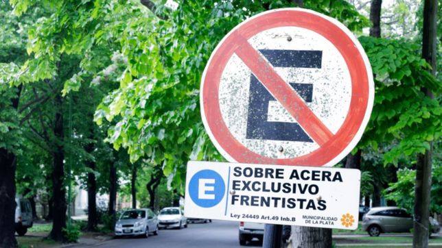 ¿por que se puede estacionar sobre la vereda en una avenida de la plata?