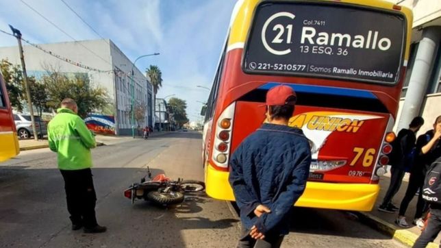 susto en berisso: un chico cruzo corriendo la calle para tomar el micro y lo atropellaron