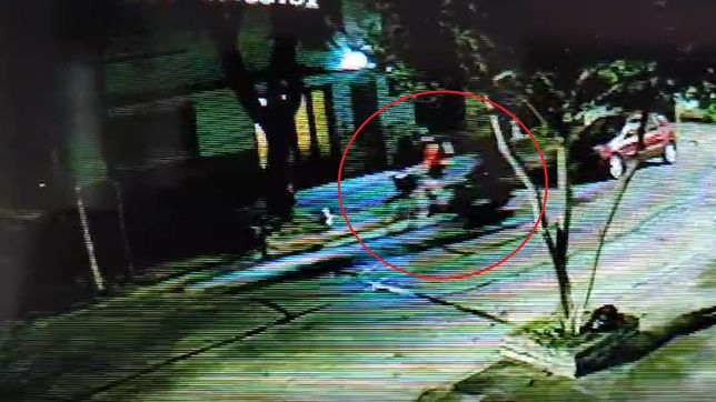 sorprendieron a un docente de la plata que iba en bici y le robaron todo