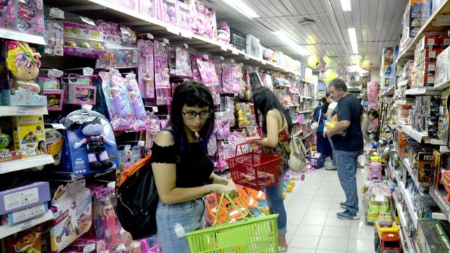 a dias de la navidad: ¿cuales son las opciones para comprar regalos en la plata?
