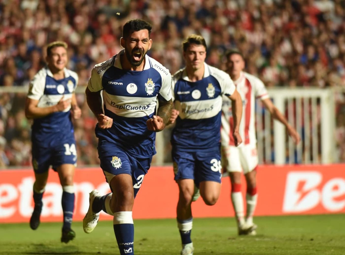 Enzo Mart&iacute;nez gritando su gol en Gimnasia.