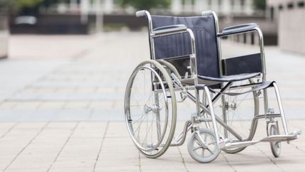 Asaltaron a una jubilada en silla de ruedas y desvalijaron el local de la hija