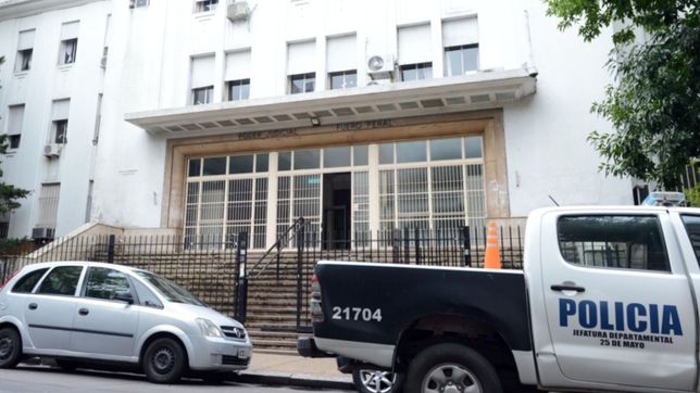 se nego a declarar el chico de 16 anos acusado de matar a su padrastro en la plata