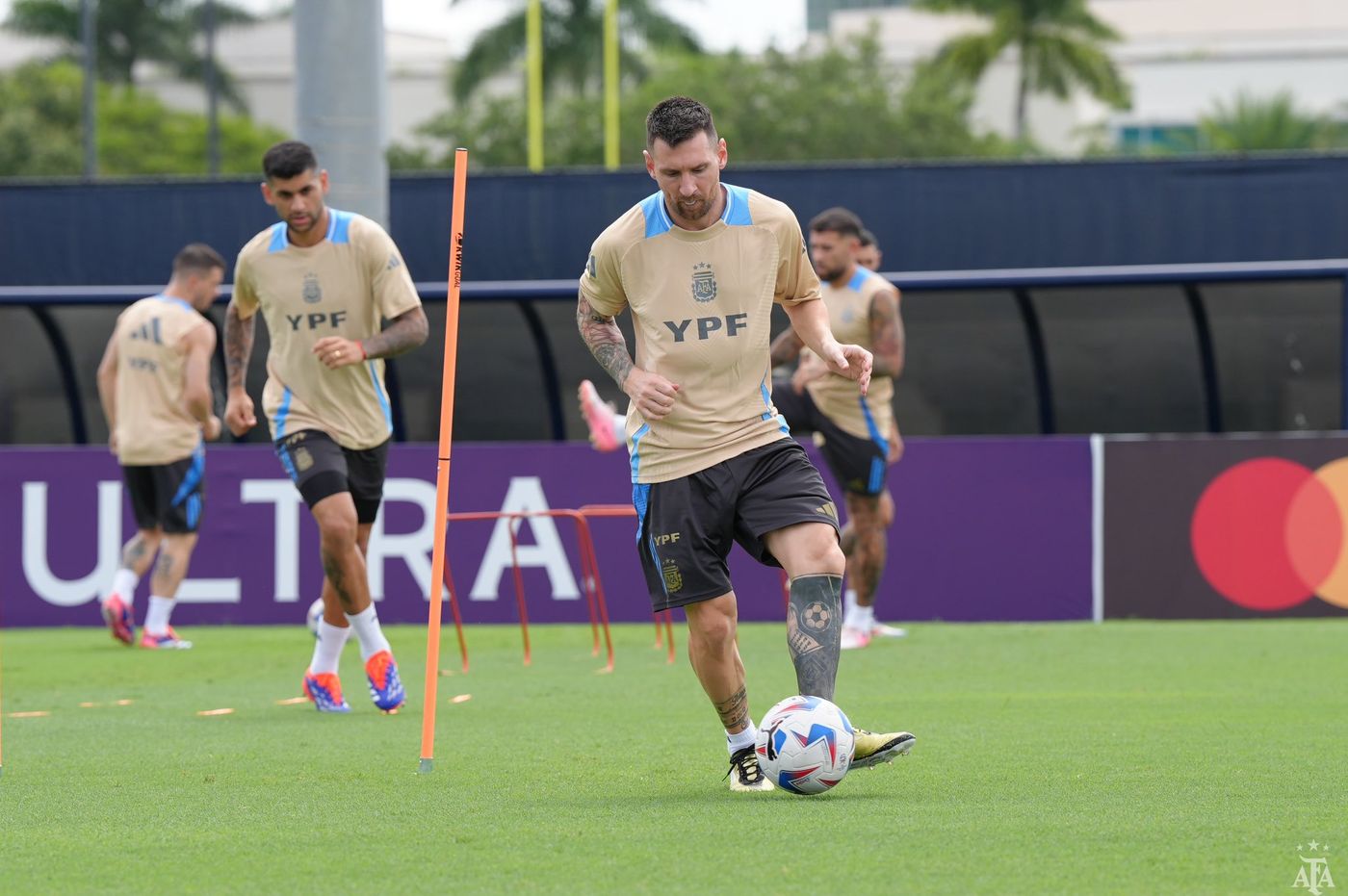 Entrenamiento Selección argentina Messi.jpg