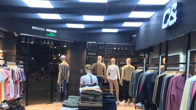otra marca de ropa de la plata baja las persianas de su local en el centro