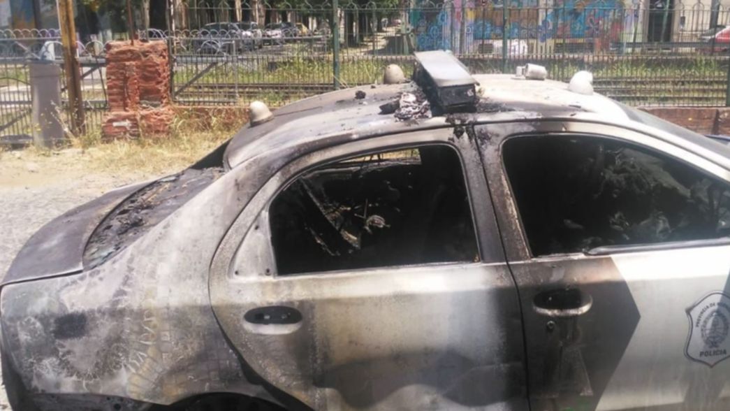 Insólito: prendieron fuego un patrullero a metros de una comisaría de La Plata y escaparon