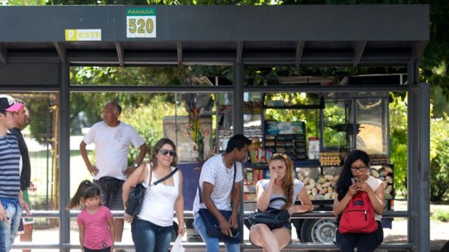 que hay arriba de las paradas de micros en el centro de la ciudad