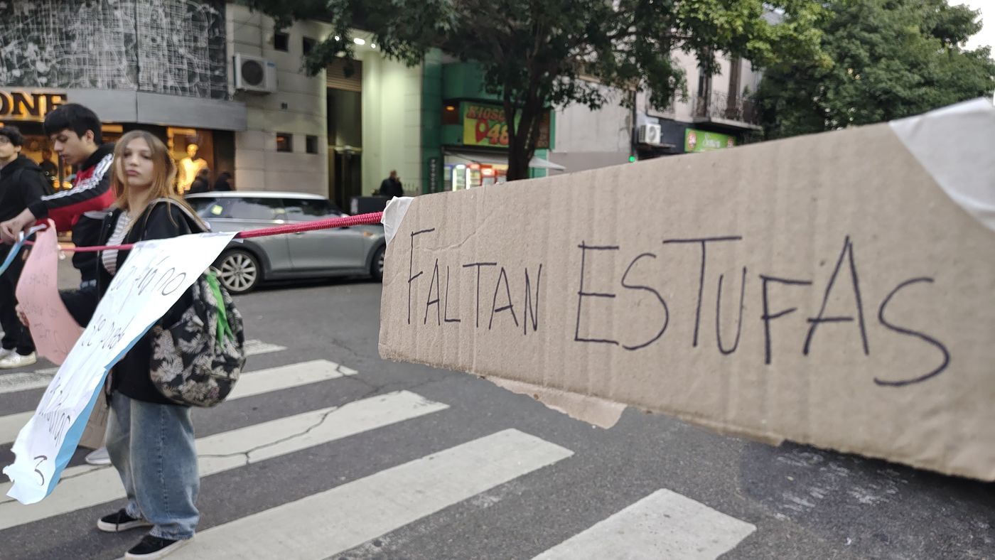 Las protestas en la Escuela Secundaria N° 8 de La Plata para exigir mejorar en las condiciones edilicias.