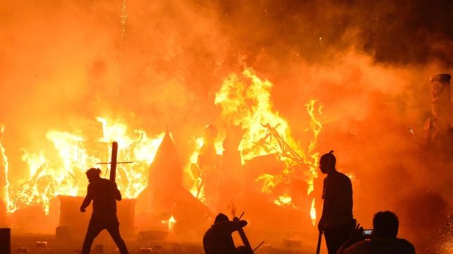 la plata revivio con intensidad el ritual de la quema de munecos para recibir el nuevo ano