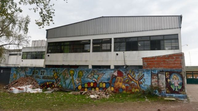 batalla campal y piedrazos frente a un colegio de la plata termino con una policia herida