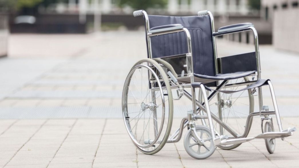 Asaltaron a una jubilada en silla de ruedas y desvalijaron el local de la hija