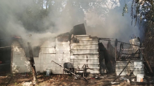 un voraz incendio desato panico y destruyo gran parte de una casa precaria