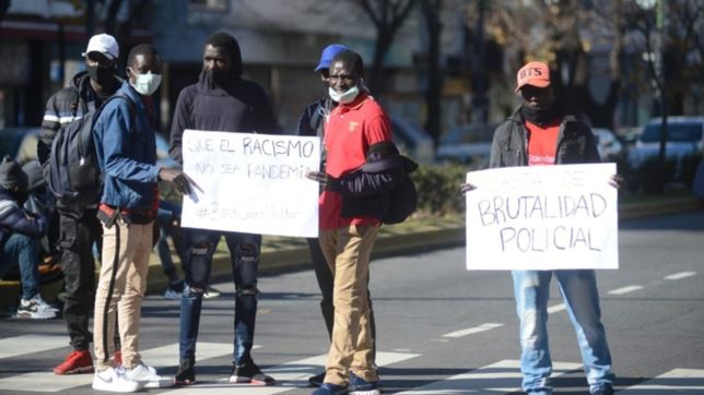 la coordinadora migrante rechaza el operativo contra los senegaleses de la plata