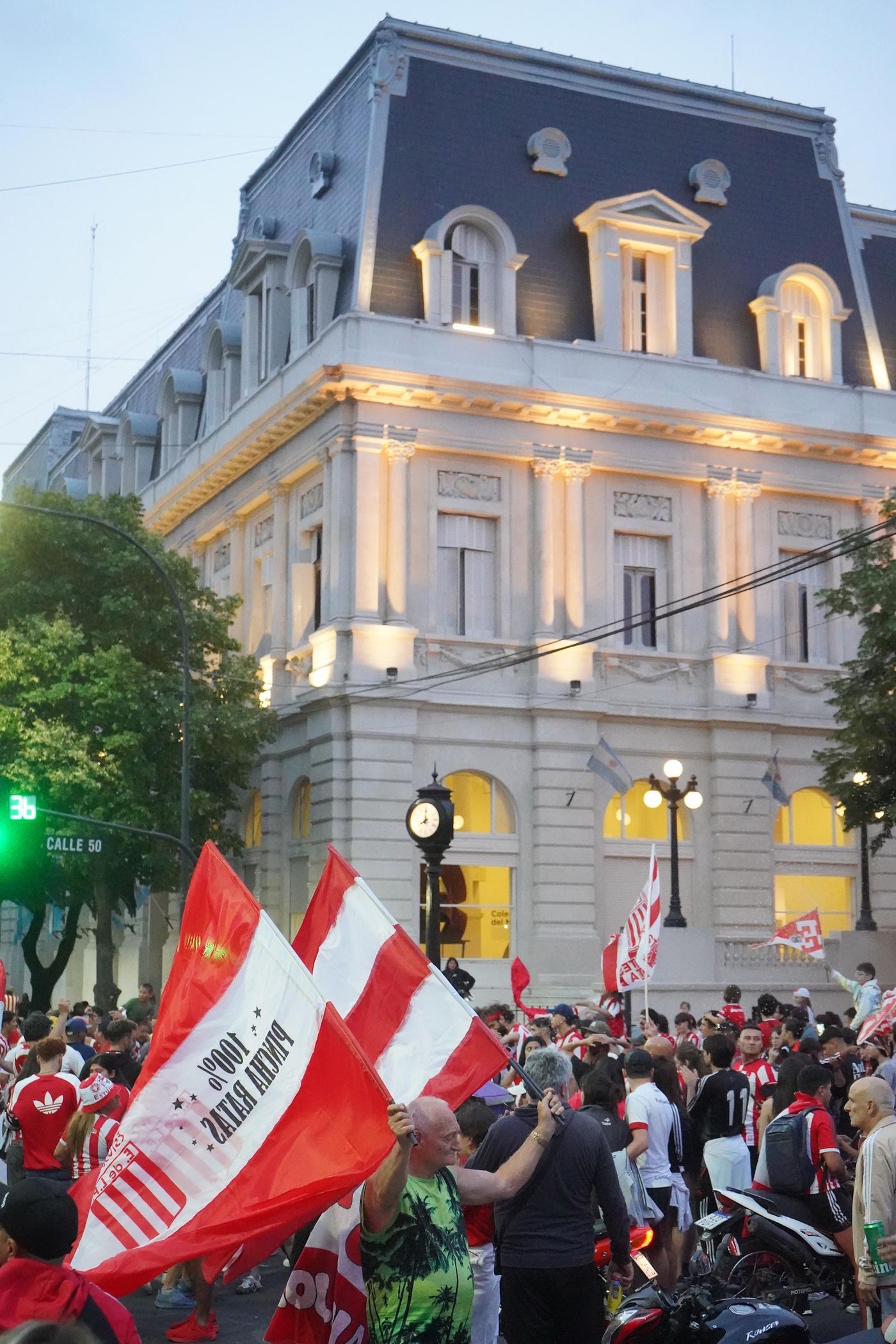 La multitud de hinchas de Estudiantes festejando La multitud de hinchas de Estudiantes festejando