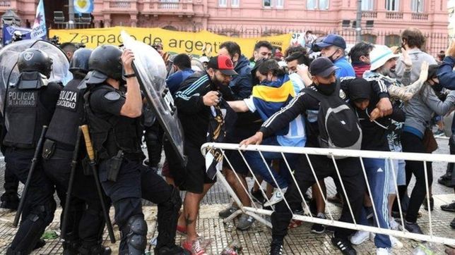 video: corridas e incidentes en la despedida a diego maradona
