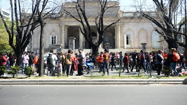 femicidio en la plata: familiares y vecinos de cecilia gongora marcharon para pedir justicia