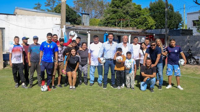 loteria y telekino entregaron una tonelada de alimentos y pelotas a un club barrial de la plata