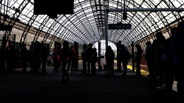 amenaza en el tren roca: servicio limitado y caos en constitucion